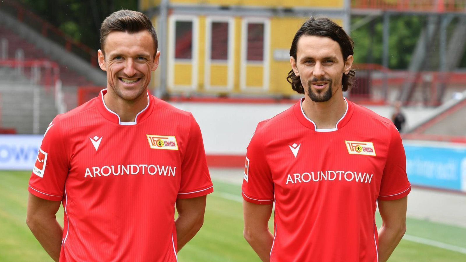 
                <strong>Union Berlin</strong><br>
                Die beiden Neuzugänge Christian Gentner und Neven Subotic tragen das Heimtrikot für die Bundesliga-Premierensaison an der Alten Försterei bereits mit Stolz. Das Outfit kommt im klassischen Rot der Eisernen daher...
              