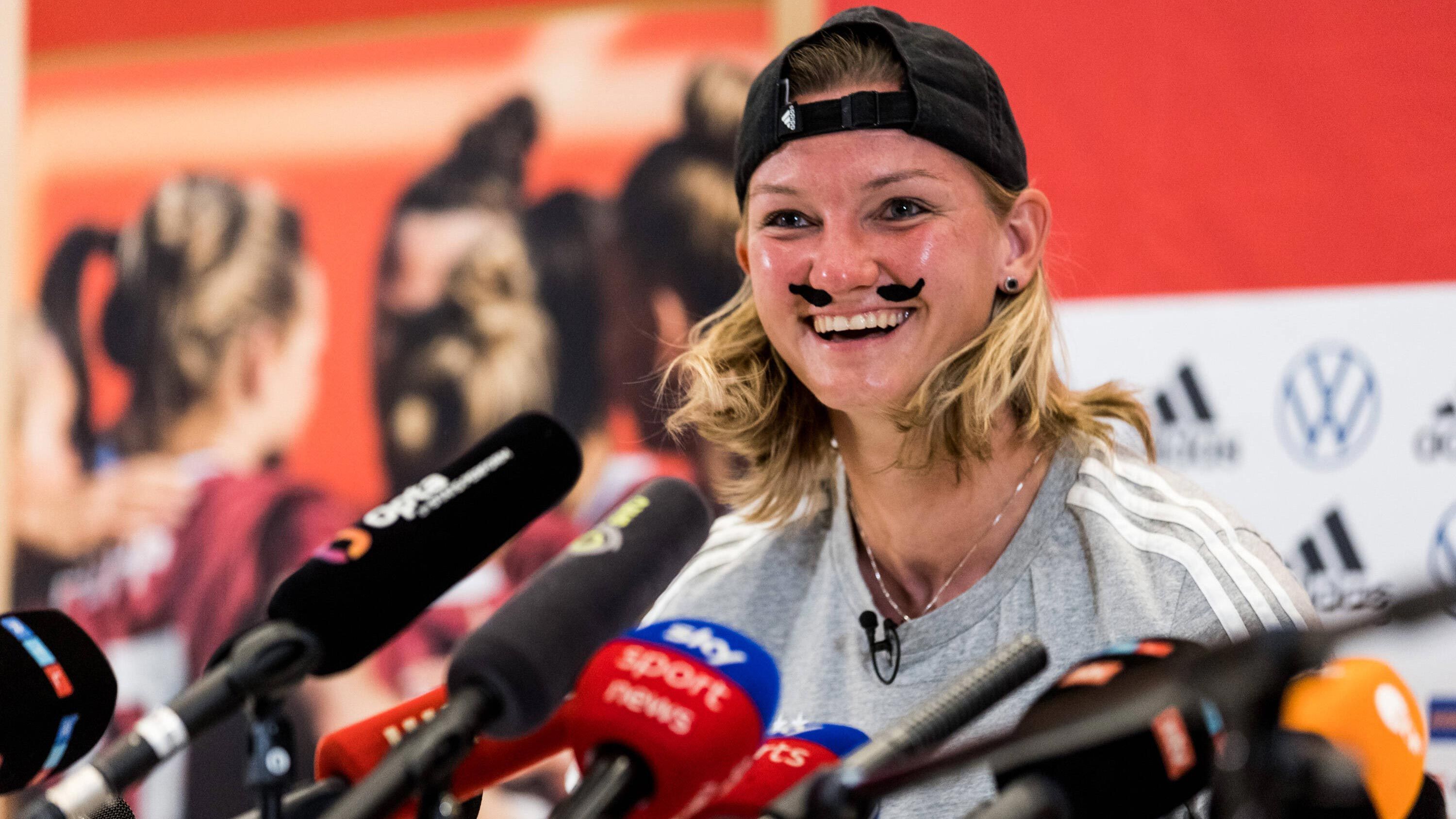 
                <strong>Alexandra Popp</strong><br>
                Deutschlands EM-Heldin erlaubte sich während einer Pressekonferenz einen Spaß und klebte sich einen Schnurrbart an. Hintergrund: Aufgrund ihrer guten Leistungen wurde über Popp gescherzt, dass sie das Sturm-Problem beim DFB-Team der Männer lösen könne.
              