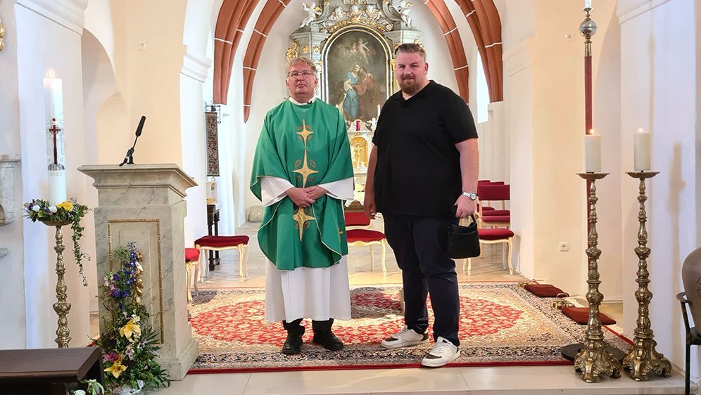 Pfarrer Günther zeigt dem Bordell-Besitzer Fabian seine heiligen Räume. Wie viel Verständnis bringt er mit?