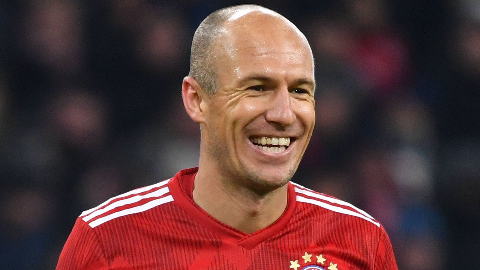 <strong>Arjen Robben wird 40: Ein Rückblick auf seine Zeit bei Bayern München</strong><br>Zehn Jahre spielte Arjen Robben beim FC Bayern München. Der Niederländer darf sich mit Fug und Recht als eine Legende des deutschen Rekordmeisters bezeichnen. <em><strong>ran</strong></em> blickt auf die Meilensteine der Karriere von "Mr. Wembley" im Trikot des FC Bayern zurück.
