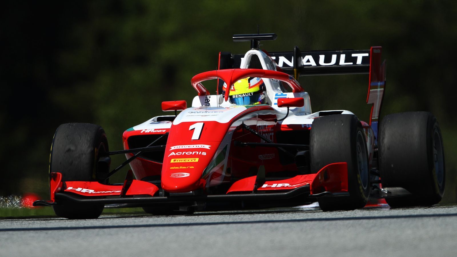 
                <strong>Oscar Piastri (Prema Racing)</strong><br>
                Der 19 Jahre alte Australier holte sich in der vergangenen Saison den Gesamtsieg im Formel Renault Eurocup. Dafür gab es nicht nur den Sitz im Prema-Team, sondern auch einen Platz in der Renault Sport Academy und damit Testfahrten mit Formel-1-Boliden. Piastri zahlt das Vertrauen zurück. Nach sechs Rennen steht er in der Formel 3 an der Spitze der Wertung, gewann den Saisonauftakt in Österreich und holte drei weitere Podiumsplätze. Die Brücke zur Königsklasse ist schon gebaut, nun muss der junge Mann von der Insel in den nächsten Jahren noch drüber gehen.
              