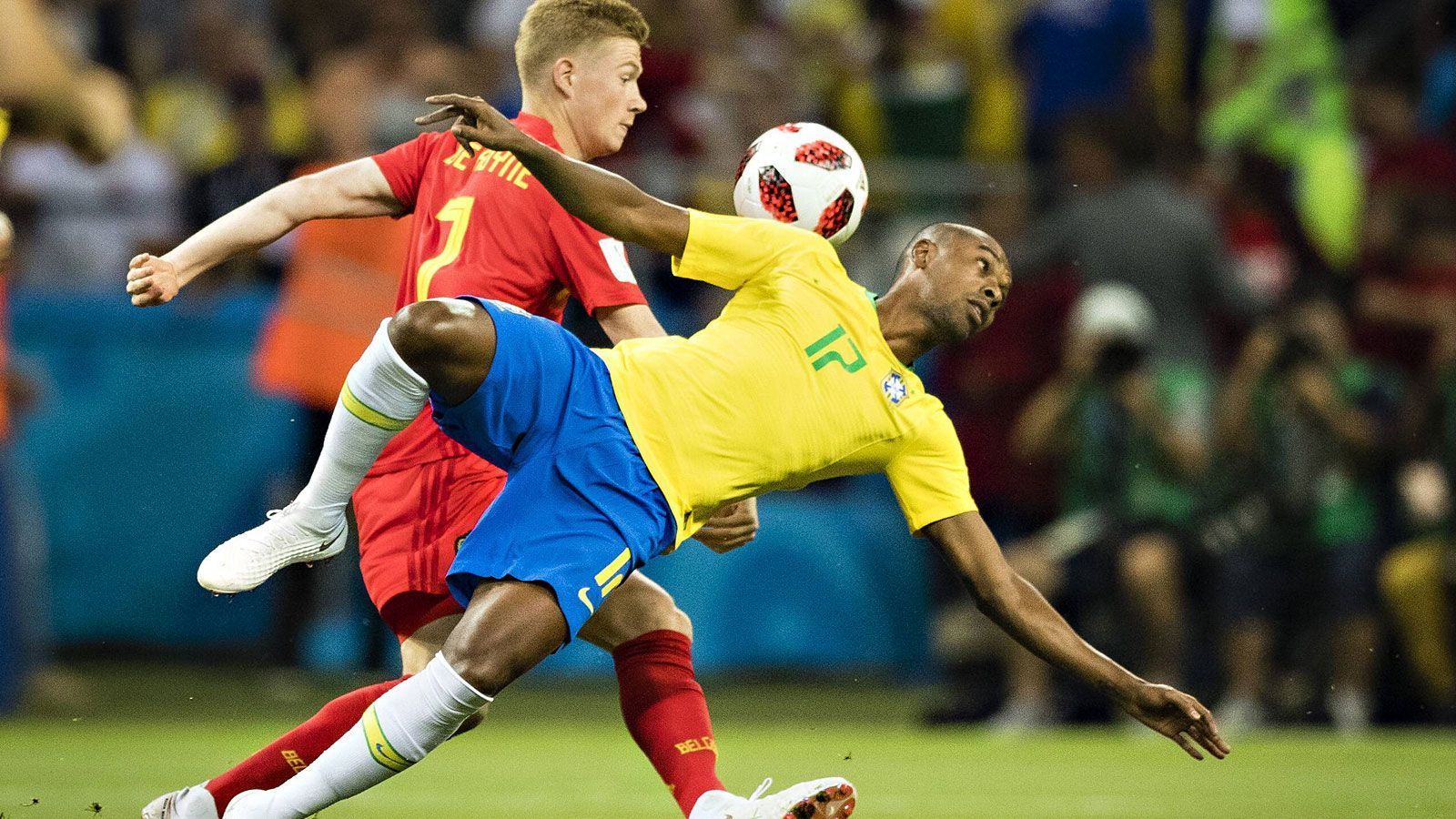 
                <strong>Fernandinho (Brasilien)</strong><br>
                Er rückt für den gesperrten Casemiro in die Startelf. Er bekommt im defensiven Mittelfeld keinen Zugriff, lässt zum Beispiel vor dem 0:2 Lukaku schalten und walten. Sein Eigentor zum 0:1 ist typisch für einen gebrauchten Abend, an dem er viele Zweikämpfe verliert, vor allem viele entscheidende. ran-Note: 5
              