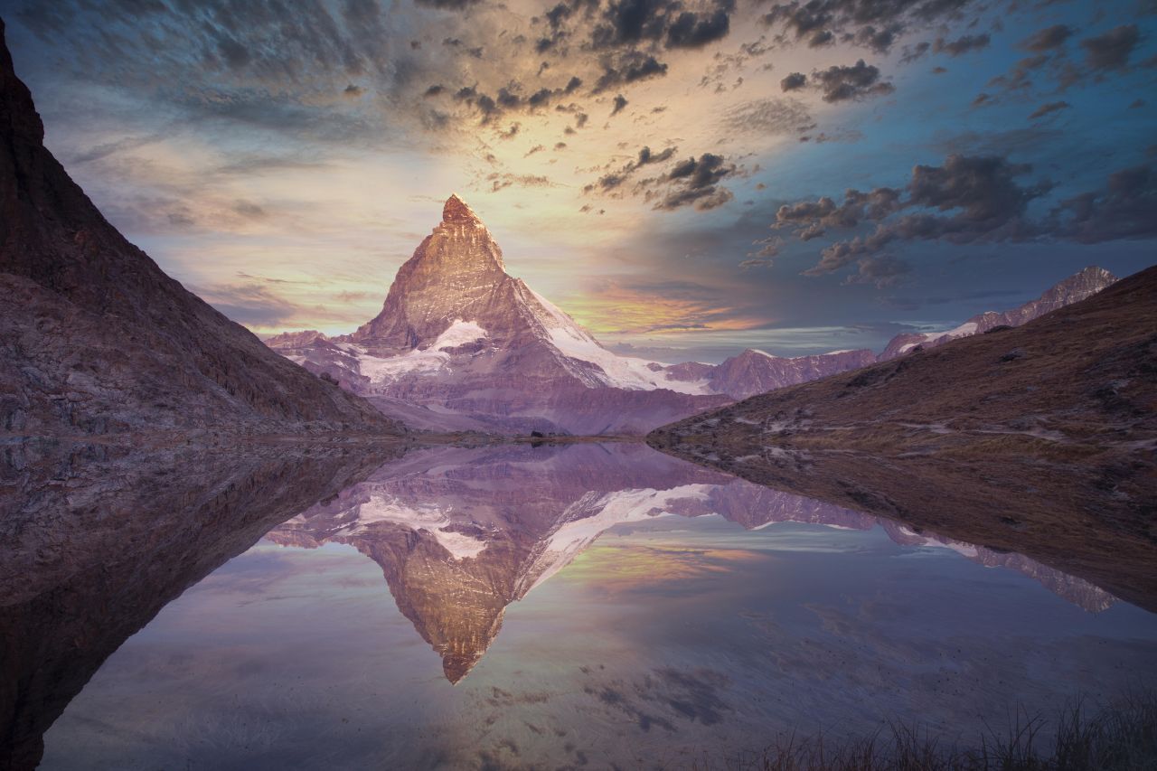 Das Matterhorn zählt auch wegen seiner einzigartigen Pyramidenform zu den Schweizer Wahrzeichen. Mit seinen fast 4.500 Metern gehört es zu den höchsten Bergen Europas. Auf rund 3.800 Metern Höhe befindet sich eine Seilbahnstation, die von Zermatt aus erreicht werden kann.
