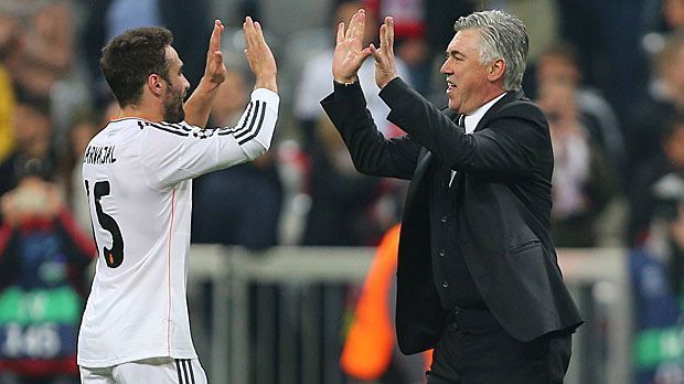 
                <strong>Daniel Carvajal (Real Madrid)</strong><br>
                Daniel Carvajal: Als er 2013 von Bayer Leverkusen zu Real Madrid zurückkehrt, trifft der Rechtsverteidiger auf Ancelotti. Der Trainer baut das Eigengewächs langsam auf und macht Carvajal zu einem unverzichtbaren Spieler. In dieser Saison hat es der 23-Jährige deutlich schwerer: Danilo läuft ihm - nicht zuletzt wegen diverser Wehwehchen - den Rang und den Stammplatz ab. In München sind Außenverteidiger dagegen derzeit rar.
              