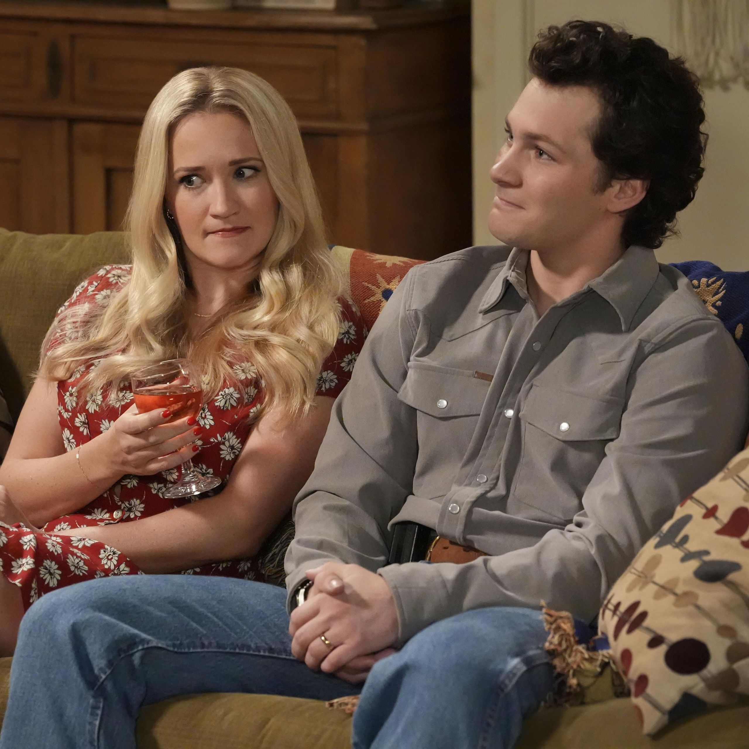 Mandy McAllister (Emily Osment, l.)und Georgie Cooper (Montana Jordan, r.) sind die Stars im "Big Bang Theory"-Spin-Off.