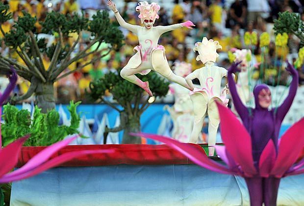 
                <strong>Bunt, bunter, Brasilien</strong><br>
                Die Brasilianer zeigten sich fast kindlich ausgelassen, herzlich, aber im Gegensatz zu vielen vorherigen Eröffnungsfeiern von sportlichen Großveranstaltungen nicht zu selbstverliebt.
              