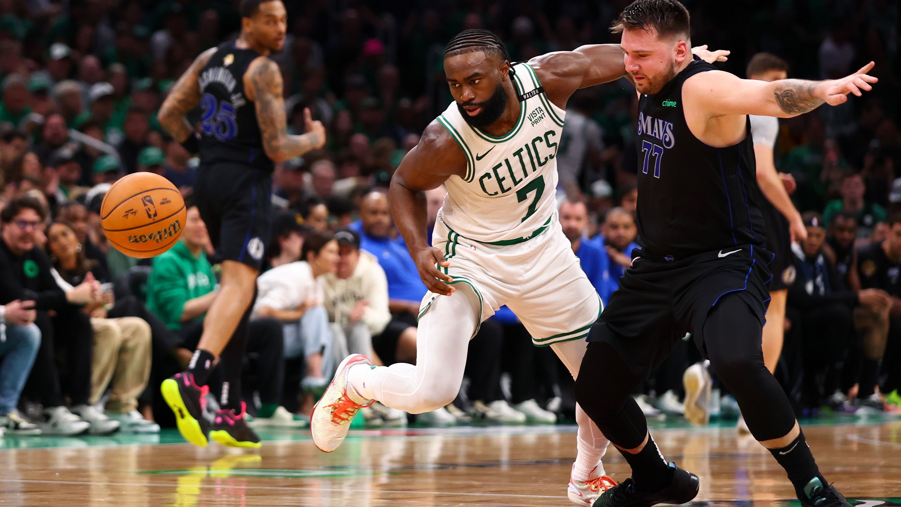 <strong>All-Defensive Second Team: Jaylen Brown (Boston Celtics)</strong><br>In den NBA Finals zeigte Brown allen Kritikern, was in ihm steckt. Und das nicht nur wegen seiner Offensive, sondern gerade wegen seiner Defensive. Als Primärverteidiger von Luka Doncic hatte er alle Hände voll zu tun. Er meisterte diese Aufgabe jedoch mit Bravour. Auch abgesehen von den Finals war Brown einer der besten Verteidiger Bostons in den gesamten Playoffs. Seine Stats: 23,9 Punkte, 5,9 Rebounds, 3,3 Assists und 1,2 Steals.