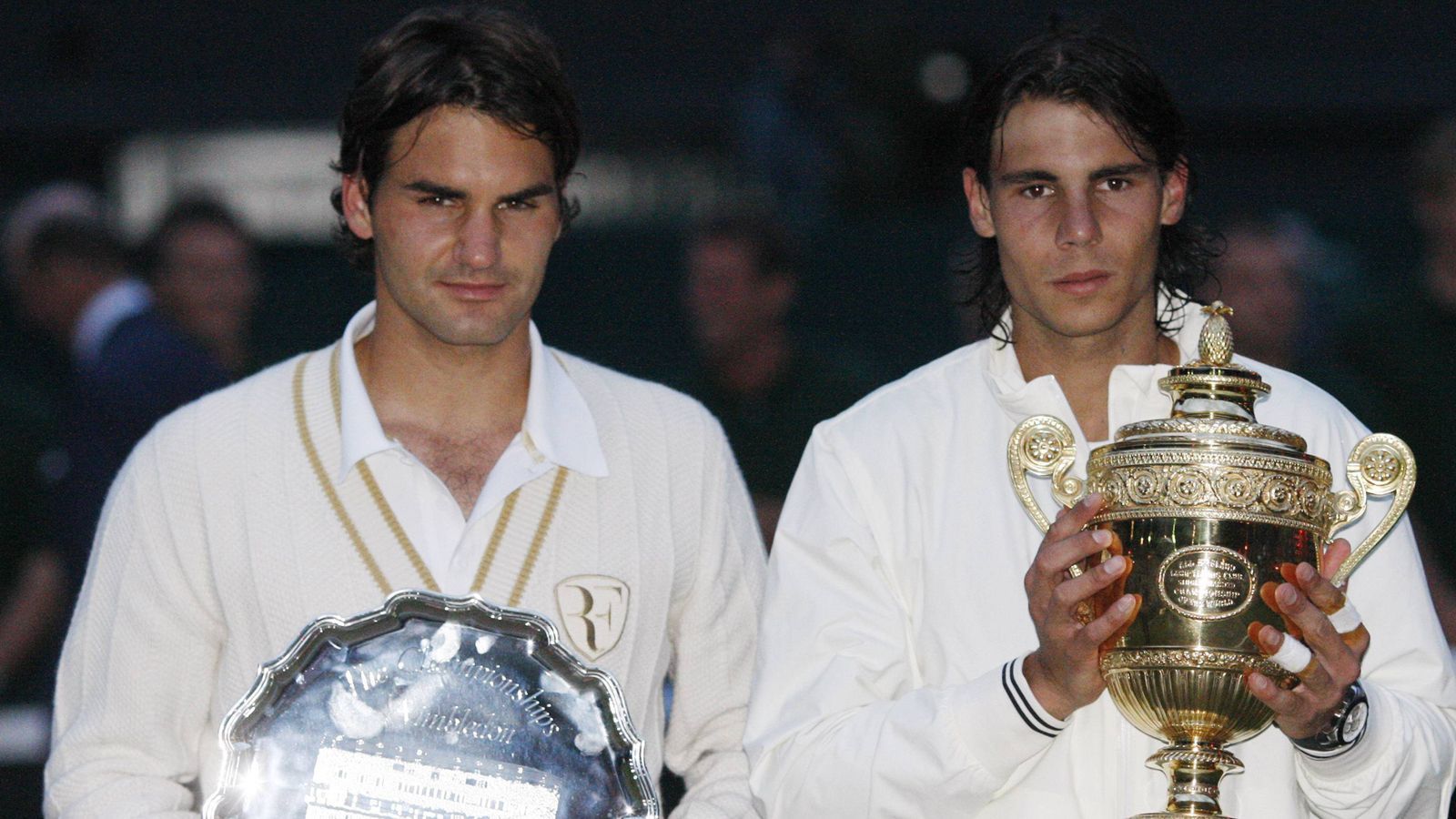
                <strong>Die ewigen Legenden</strong><br>
                Ja, es ist unglaublich, weil dieses Duell offenbar niemals altert. Aber schon damals geht es rund, wenn beide Tennis-Legenden auf dem Platz stehen. Rafael Nadal besiegt Roger Federer im Wimbledon-Finale nach fast fünf Stunden mit 6:4, 6:4, 6:7, 6:7, 9:7.
              