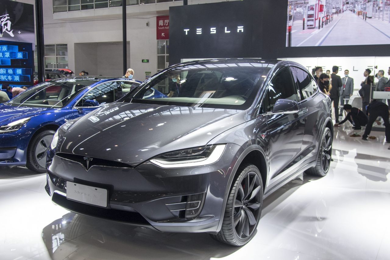Model X. Reichweite laut Tesla: rund 500 Kilometer. Preis: ab 100.000 Euro.