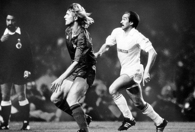 
                <strong>Real Madrid vs. FC Barcelona </strong><br>
                1984 war der "Clasico" mit Bernd Schuster (l.) und Uli Stielike übrigens auch ein deutsches Duell. In diesem Jahr muss das Duell aber ohne deutsche Beteiligung auskommen: Mesut Özil spielt mittlerweile für Arsenal, Sami Khedira fehlt verletzt.
              