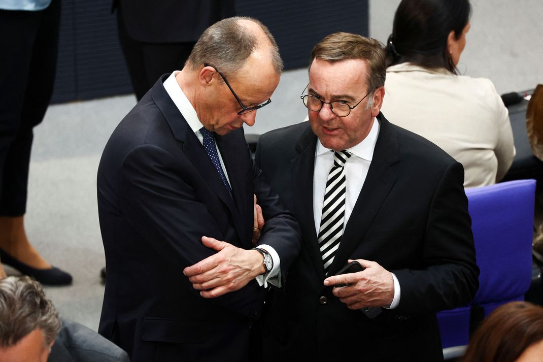 Bundeskanzler Merz (links) stellt nach einer Kabinettsitzung im Verteidigungsministerium gemeinsam mit Ressortchef Pistorius die neuen Bundeswehr-Pläne vor. (Archivbild)