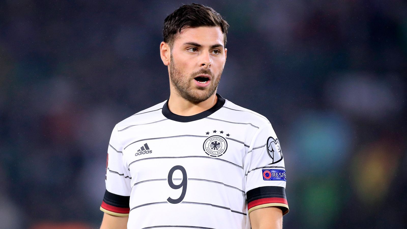 
                <strong>Kevin Volland (AS Monaco)</strong><br>
                Unter Jogi Löw bei der Europameisterschaft 2021 noch als Linksverteidiger eingesetzt, dürfte Kevin Volland bei Flick wohl eher ins Offensivspiel eingebunden werden. Vorausgesetzt, der Mann vom AS Monaco wird für die Nationalelf nominiert. Denn eigentlich bringt Volland viele Attribute mit, die einen Mittelstürmer ausmachen - und doch ist der 30-Jährige kein klassischer Neuner. In Monaco wird er jedenfalls für seine Abschlussstärke, den Zug zum Tor und den unbändigen Willen gefeiert, verpasste den Saisonbeginn aber wegen einer Knöchelverletzung. Für den DFB hat Volland in 15 Spielen jedoch erst ein einziges Mal getroffen - vielleicht auch, weil er nie auf der richtigen Position eingesetzt wurde?
              