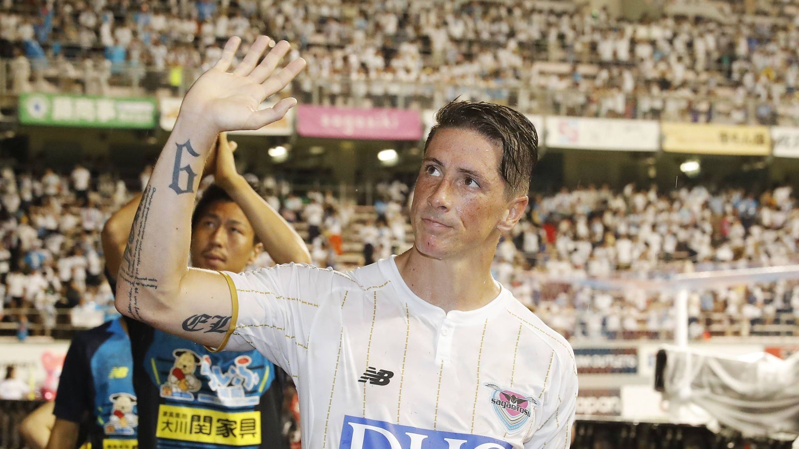 
                <strong>Fernando Torres (Sagan Tosu)</strong><br>
                Fernando Torres hängt seine Fußballschuhe an den Nagel. Dies gab der 35-Jährige in einer Videobotschaft auf Twitter bekannt: "Nach 18 spannenden Jahren ist es an der Zeit, meine Karriere als Fußballer zu beenden. Am Sonntag werde ich auf einer Pressekonferenz in Tokyo alle Details erklären", so Torres. Der ehemalige spanische Nationalspieler war zuletzt für Sagan Tosu aktiv und hätte dort noch einen Vertrag bis Januar 2020 gehabt. Mit dem FC Chelsea gewann der Weltmeister und zweimalige Europameister jeweils die Champions League und Europa League. Auch mit seinem Jugendklub Atletico Madrid feierte der Angreifer den Europa-League-Titel.
              