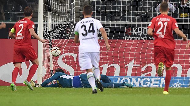 
                <strong>Zwei Elfer gegen Augsburg</strong><br>
                Am 6. Bundesliga-Spieltag trifft Augsburgs Paul Verhaegh gegen Gladbach gleich doppelt vom Punkt. In der 52. Minute versenkt der Kapitän das erste Mal. Vorher hatte Oscar Wendt seinen Gegner Dong-Won Ji mit dem Ellbogen bearbeitet.
              