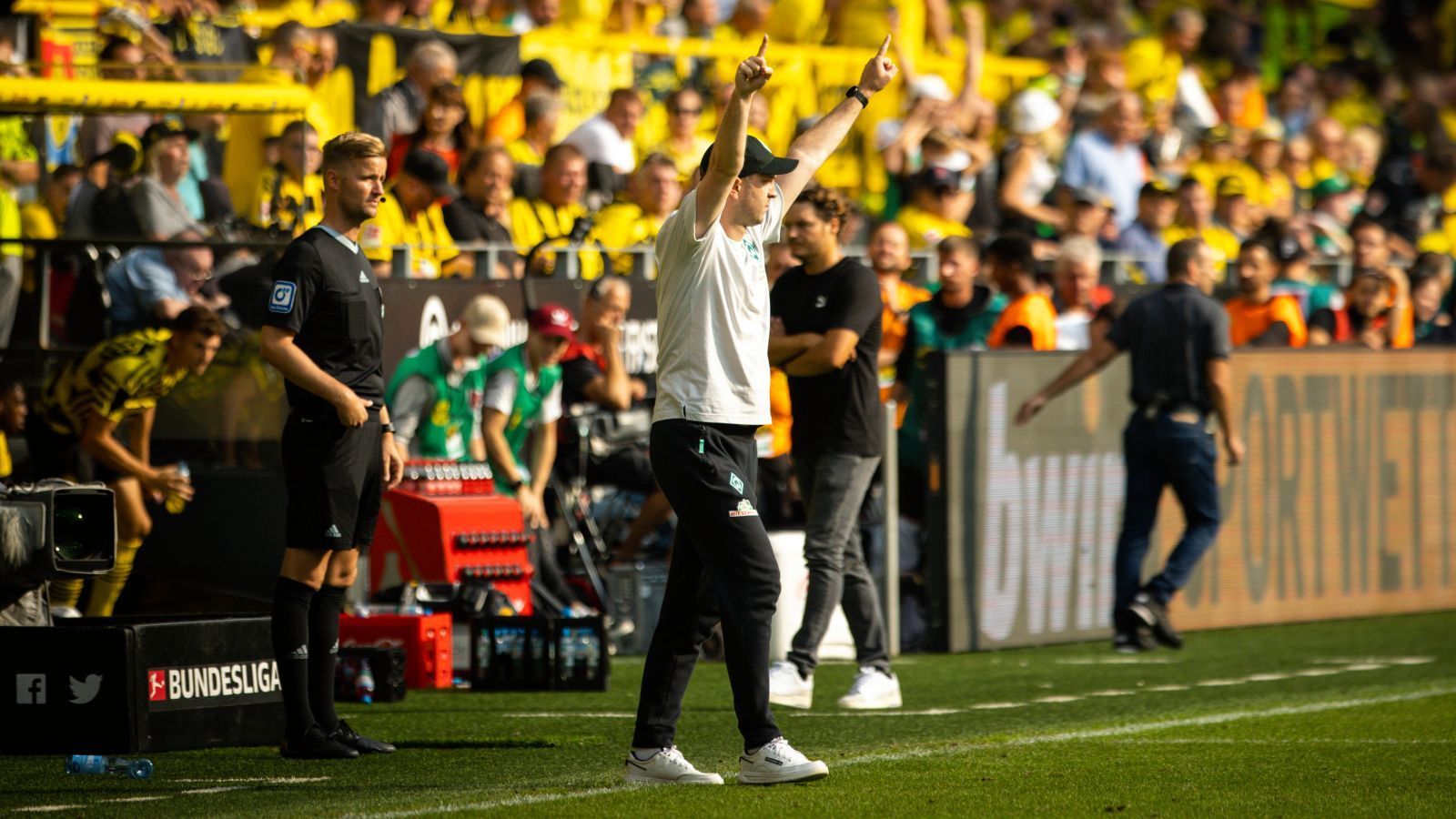 
                <strong>Trainer: Ole Werner (SV Werder Bremen)</strong><br>
                Wer drei Tore einwechselt, der hat sich als Trainer den Platz in der ran-Top-Elf redlich verdient. Das gelang letzte Woche Edin Terzic und in dieser Woche Terzics Gegner Ole Werner. Er brachte mit Niklas Schmidt, Lee Buchanan und Oliver Burke drei Joker, die allesamt stachen. Überhaupt war Bremen die bessere Mannschaft gegen den Vizemeister und nahm verdient die drei Punkte mit. Und Werner packte den Sägen-Jubel aus dem Spiel gegen den VfB Stuttgart wieder aus. Wer nach 89 Minuten 0:2 hinten liegt und dann noch gewinnt, darf das auch gerne mal machen.
              