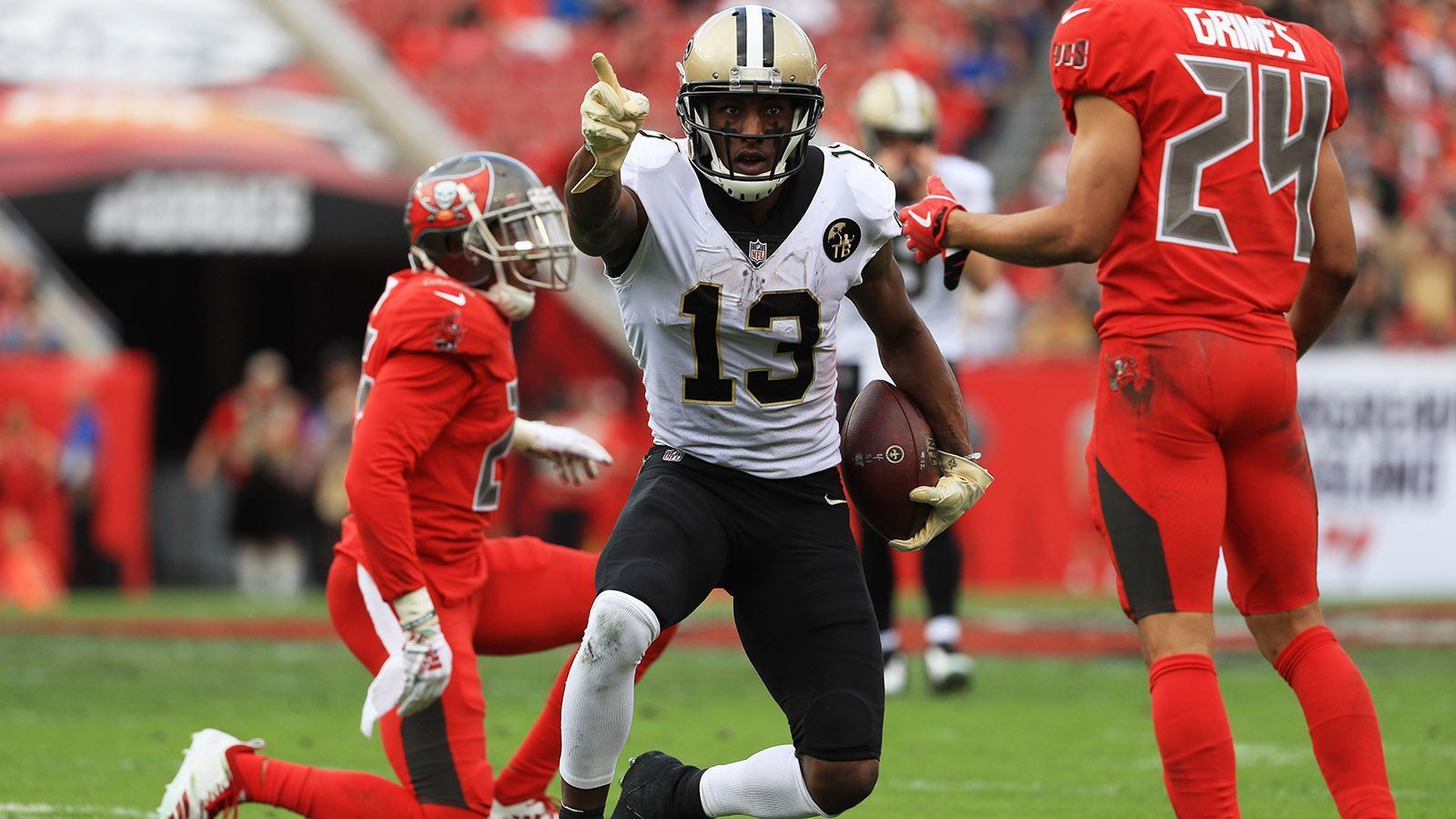 
                <strong>Week 14: Michael Thomas überholt OBJ und Landry</strong><br>
                Michael Thomas ist in dieser Saison die absolute Lieblingsanspielstation von MVP-Kandidat Drew Brees. Im Spiel gegen die Buccaneers fing er seine Pässe 92 bis 102 in dieser Saison. Damit steht er nun bei insgesamt 298 Karriere-Catches in der Regular Season. Er löst Jarvis Landry und Odell Beckham Jr. als Spieler mit den meisten Receptions in den ersten drei Spielzeiten ab. In den kommenden drei Wochen kann und wird er diesen Rekord noch weiter ausbauen.
              