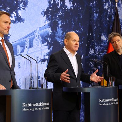 Kanzler Scholz mit seinen Ministern Lindner und Habeck