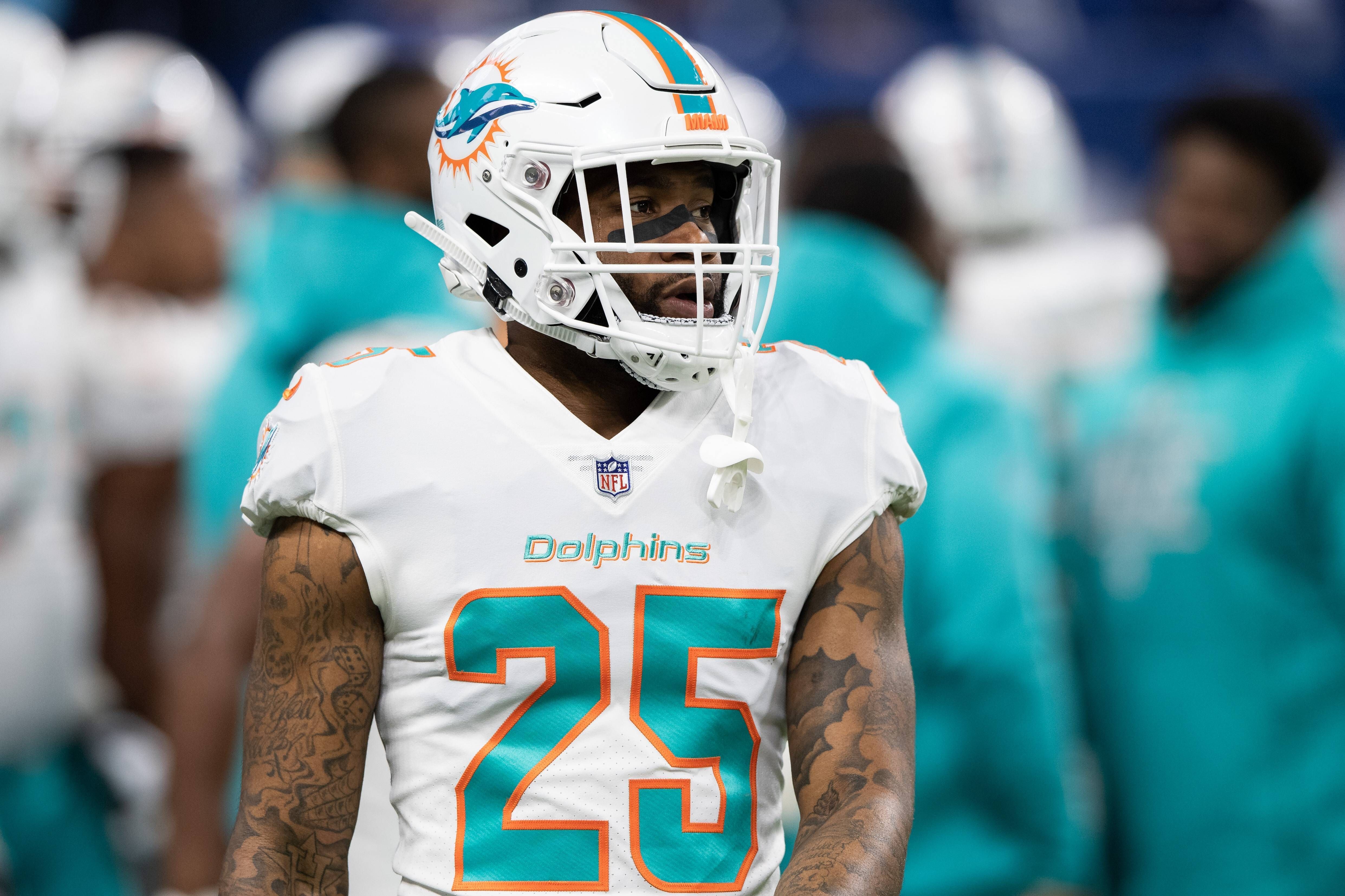 
                <strong>3 Xavien Howard (Miami Dolphins)</strong><br>
                Im vergangenen Jahr belegte Xavien Howard noch Platz 10, nun rückt er auf Position 3 vor. Einige der Befragten sehen in ihm sogar den besten Cornerback der Liga. Howard wurde zum zweiten Mal in den Pro Bowl und erstmals zum All Pro gewählt. Er fing vergangene Saison zehn Interceptions, wehrte 20 Pässe ab und kam auf insgesamt 46 Tackles.
              