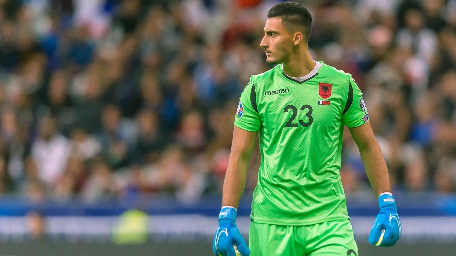 
                <strong>Thomas Strakosha (Albanien)</strong><br>
                Deutlich stärker als Montenegro präsentierte sich Albanien in der zurückliegenden EM-Qualifikation, die Mannschaft von Torhüter Thomas Strakosha holte immerhin 13 Punkte in Gruppe H. Dennoch reichte das hinter Frankreich, der Türkei und Island nur für Platz 4. Wie schon bei Oblak erwähnt, ist auch Strakosha bei den Albanern in seinem Land so ziemlich der einzige Top-Star, immerhin spielt der 25-Jährige schon seit mehreren Spielzeiten als Stammkeeper bei Lazio Rom. 
              