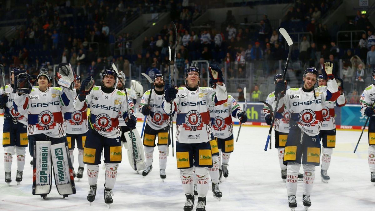 Die Eisbären feiern ihren Sieg gegen Mannheim