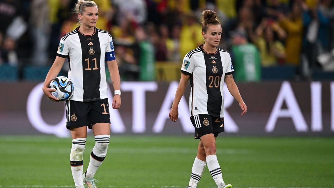 Deutschlands Alexandra Popp und Lina Magull (r) reagieren nach dem Tor zum 0:1. Die DFB-Auswahl verliert ihr Spiel in der WM gegen Kolumbien.
