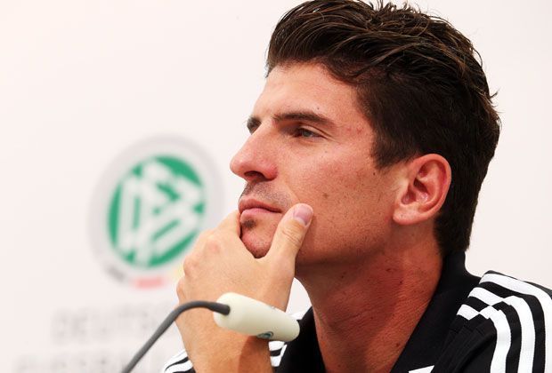 
                <strong>Mario Gomez: Zwischen Tormaschine und Chancentod</strong><br>
                ...aber in der Öffentlichkeit bin ich der Chancentod. Das ist mein Los, das ich gezogen habe", so Gomez weiter. Sein Leben zwischen Tormaschine und Chancentod wird ihn wohl bis zum Karriereende begleiten...
              