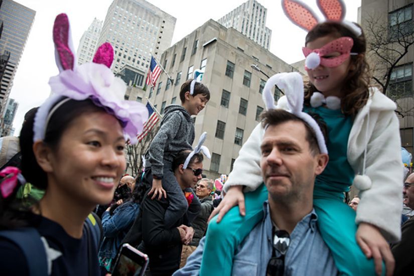 Die New Yorker gehen zur riesigen Oster-Parade. Viele schmücken sich dabei mit großen Hasen-Ohren.