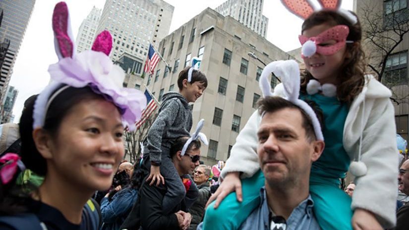 Die New Yorker gehen zur riesigen Oster-Parade. Viele schmücken sich dabei mit großen Hasen-Ohren.
