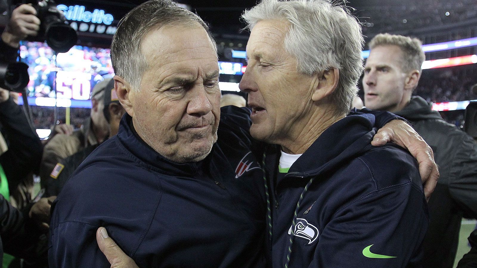 
                <strong>Week 2: Ältestes Head-Coach-Gespann in einer NFL-Partie</strong><br>
                137 Jahre Lebenserfahrung bringen Bill Belichick (l.) und Pete Carroll zusammen mit. Damit stellen die beiden Head Coaches beim Sunday Night Game in Week 2 zwischen den Seattle Seahawks und den New England Patriots einen neuen Rekord auf. Bislang stammt die Bestmarke aus der Saison 1995, als beim Duell der Buffalo Bills und der Miami Dolphins der 70-jährige Marv Levy und der vor wenigen Monaten verstorbene Don Shula mit damals 65 Jahren auf insgesamt 135 Lebensjahre kamen. Diesmal ist die Differenz knapper: Carroll zählt 69 Lenze, Bill Belichick 68. Es ist der vierte Vergleich zwischen den beiden Erfolgscoaches, seit Carroll 2010 die "Hawks" übernahm. In Regular-Season-Duellen jubelte zweimal Seattle, dafür setzten sich die "Pats" im Super Bowl XLIX mit 28:24 durch.
              