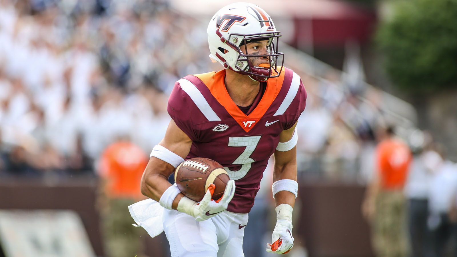 
                <strong>Caleb Farley (Cornerback, Virginia Tech)</strong><br>
                Caleb Farley gilt als der bestveranlagte Defensive Back des NFL Draft 2021 und als ein sicherer Top-10-Pick. Der 1,88 Meter große Passverteidiger agierte an der High School als Quarterback, sollte am College als Wide Receiver fungieren, zog sich in seiner ersten Saison allerdings eine schwere Verletzung zu und wurde nach seiner Rückkehr zum Cornerback umfunktioniert. Er ist sehr athletisch und hat herausragende Fähigkeiten in der Deckung. 2018 und 2019 fing er insgesamt sechs Interceptions. Die vergangene Saison setzte er aufgrund der Pandemie aus.
              