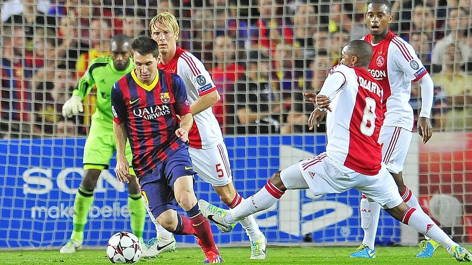 
                <strong>Hattrick-Jäger in der Königsklasse</strong><br>
                Am 18. September 2013 schießt Messi im Champions-League-Spiel gegen Ajax Amsterdam drei Tore beim 4:0-Sieg. Zum vierten Mal erzielt der Argentinier damit einen Hattrick in der Champions League und ist der erste Spieler, dem dies in der Königsklasse gelingt. Mittlerweile steht Messi sogar schon bei sage und schreibe acht Hattricks in der Königsklasse.
              