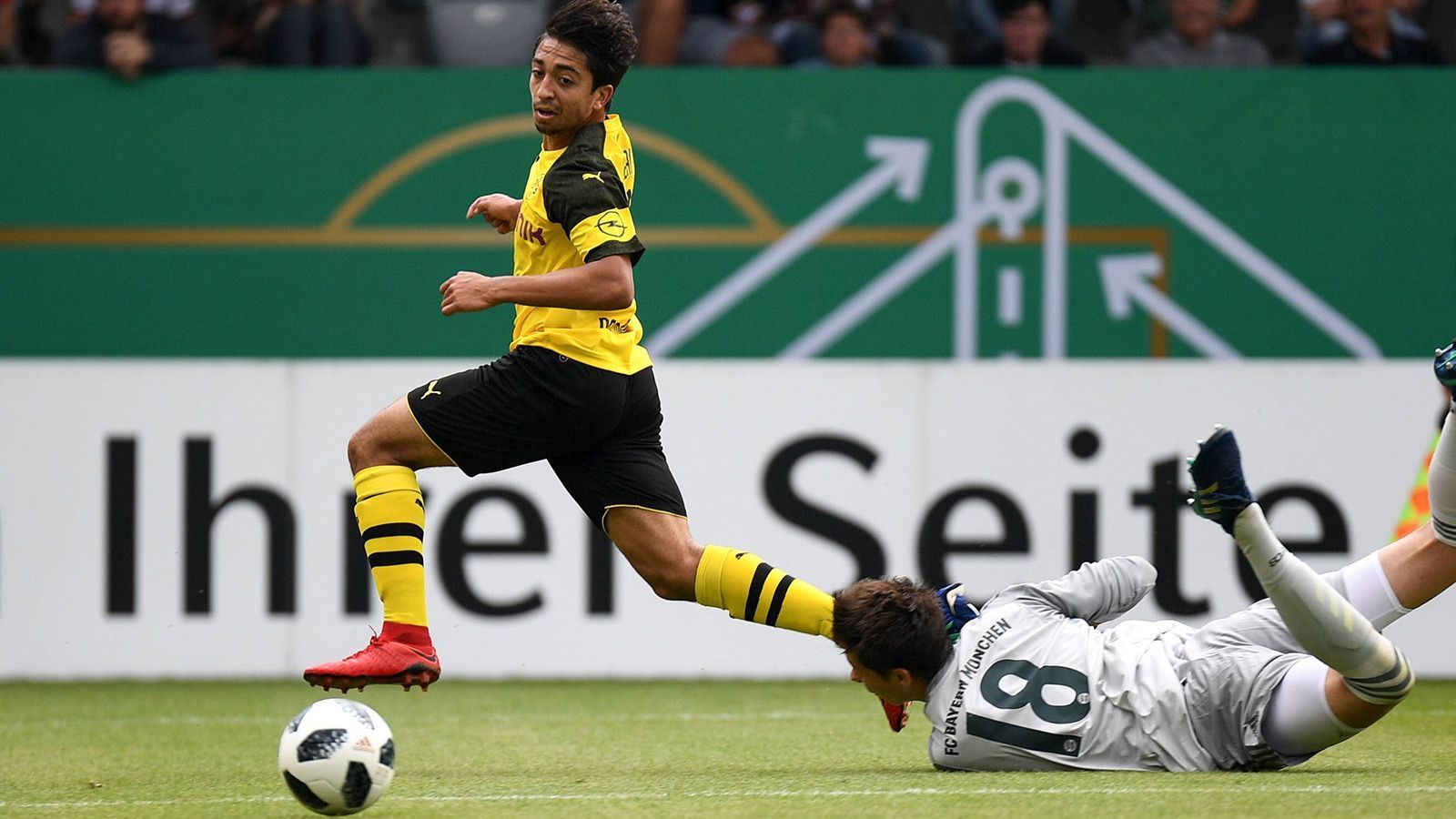 
                <strong>Immanuel Pherai (Borussia Dortmund)</strong><br>
                In der vergangenen Saison sprach ganz Deutschland über Dortmunds Wunderkind Youssoufa Moukoko und seine unglaubliche Torquote. Doch für die Kreativität im Spiel der BVB-U17 sorgte Immanuel Pherai und legte damit den Grundstein für den Erfolg. Jetzt läuft Pherai für die A-Jugend auf, seine Statistiken sind weiter zum Zunge schnalzen. In 26 Saisoneinsätzen in der vergangenen Saison steuerte der offensive Mittelfeldspieler elf Tore und 21 Torvorlagen bei, in der neuen Saison steht er nach drei Spielen bereits bei drei Toren und zwei Vorlagen.
              