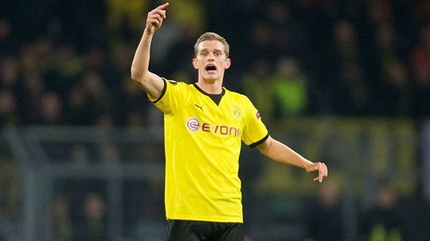 
                <strong>Sven Bender</strong><br>
                Abwehr: Sven Bender. Durfte von Beginn an in der Innenverteidigung spielen. Versuchte häufig mit langen Bällen hinter die Augsburger Abwehr zu kommen und so das Spiel zu eröffnen. In der 15. Spielminute musste er kurz behandelt werden und humpelte fortan leicht. In der Halbzeit kam Sokratis für Bender - wahrscheinlich eine Vorsichtsmaßnahme. ran-Note: 3+
              