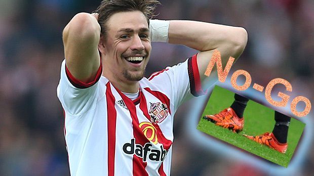 
                <strong>Sebastian Coates (Sporting Lissabon)</strong><br>
                Sebastian Coates war während der Rückrunde 2015/2016 vom AFC Sunderland an Portugals Spitzenklub Sporting ausgeliehen. Seine geliebten roten Fußballschuhe durfte der Uruguayer in Lissabon jedoch laut "Sun" nicht tragen - das legte der portugiesische Klub per Vertragsklausel fest. Grund der Ablehnung: Rot ist die Farbe von Sportings großem Stadtrivalen und Erzfeind Benfica. Blaue Schuhe waren übrigens auch nicht gern gesehen - denn in dieser Farbe spielt der FC Porto. Coates hatte sich deshalb für die Treter in Lila entschieden.
              