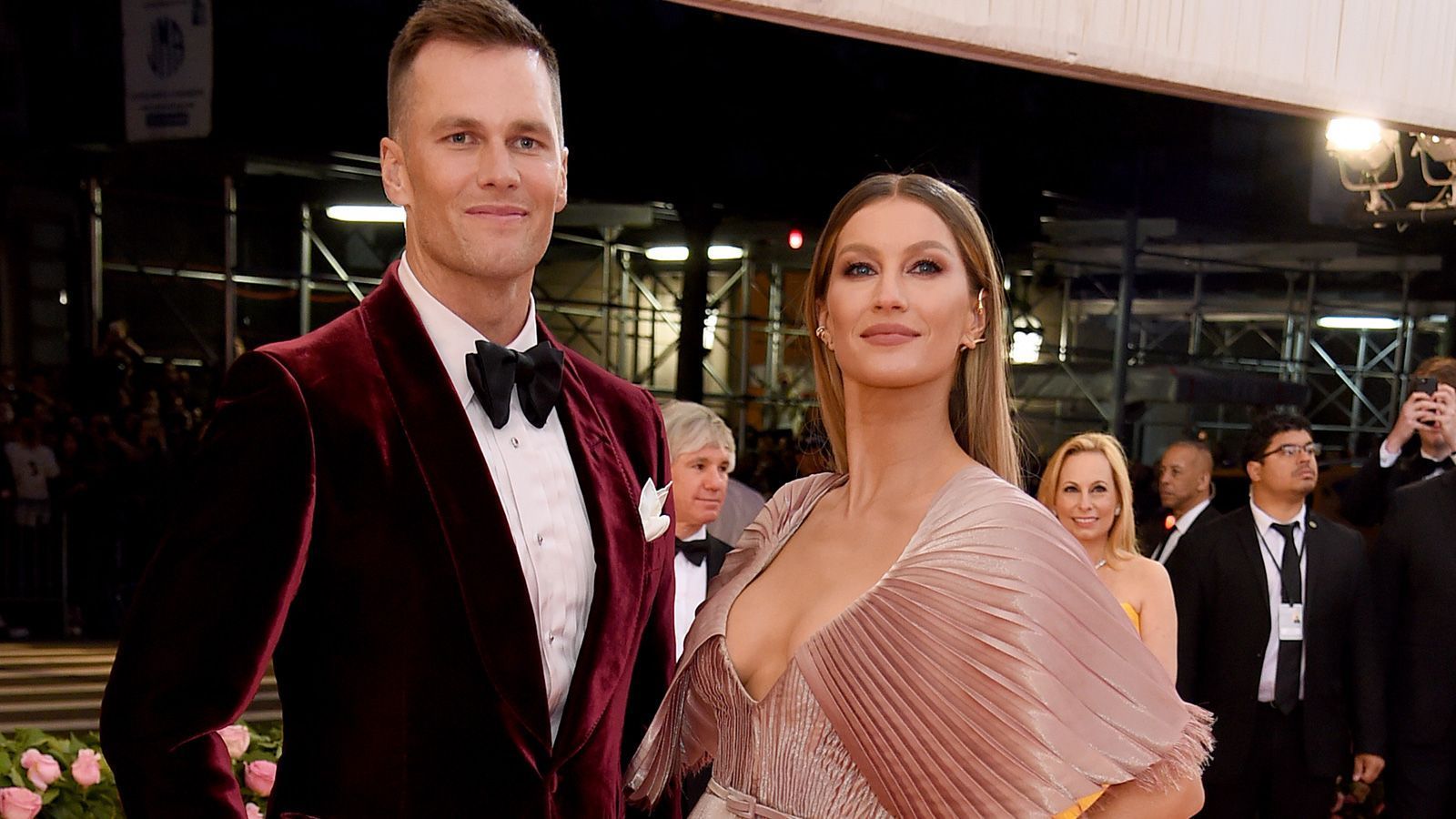 
                <strong>Tom Brady abseits des Footballsfeldes</strong><br>
                Supermodel Gisele Bündchen und Brady sind eines der glamourösesten Paare weltweit. Die beiden haben eine Tochter und einen Sohn, zudem hat der "GOAT" einen weiteren Sohn aus einer früheren Beziehung. Mit seinem Gehalt bei den "Bucs" und Werbeeinnahmen dürfte es Brady laut dem US-Wirtschaftsmagazin "Forbes" im Jahr 2020 auf Einkünfte von rund 45 Millionen US-Dollar gebracht haben, allein die Franchise überweist ihm 26,6 Millionen US-Dollar.
              