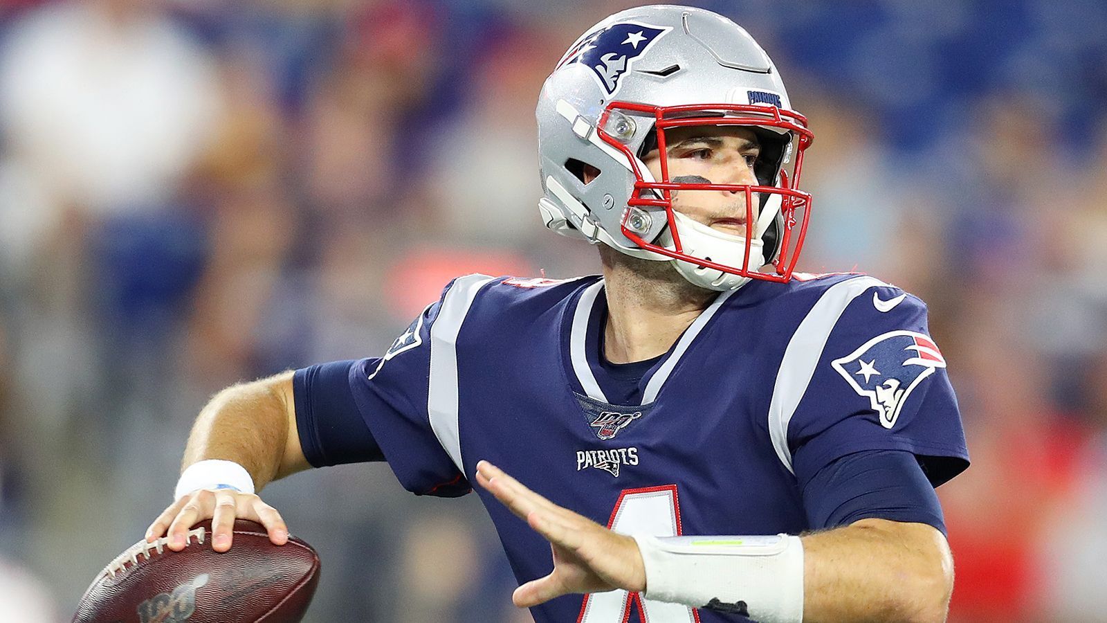 
                <strong>Jarrett Stidham</strong><br>
                Teamkollege Rex Burkhead ist sehr beeindruckt: "Er war sehr stark, obwohl er im letzten Jahr nicht so viel auf dem Platz stand und man seine tägliche Verbesserung nur beim Training oder in Meetings gesehen hat". Vier Pässe warf der Signal Caller in der regulären Saison, darunter einen Pick-Six. Eine zu geringe Stichprobe, um irgendwelche Schlüsse daraus ziehen zu können. In der Preseason zeigte er bereits sein Potenzial, warf für vier Touchdowns und schien besonders mit Receiver Jakobi Meyers (der in der regulären Saison kaum noch eine Rolle spielte) eine gute Chemie zu entwicklen.  
              