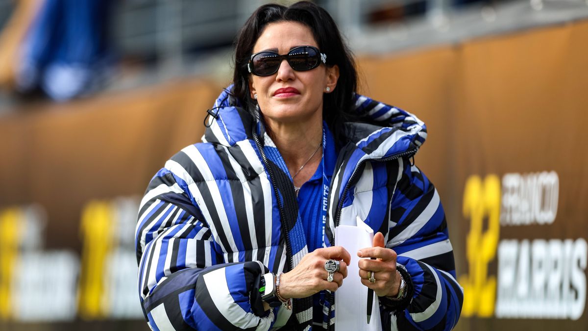 November 2, 2025, Pittsburgh, Pennsylvania, USA: Indianapolis Colts co-owner and CEO CARLIE IRSAY-GORDON on the sidelines before the NFL, American Football Herren, USA football game between the Pit...