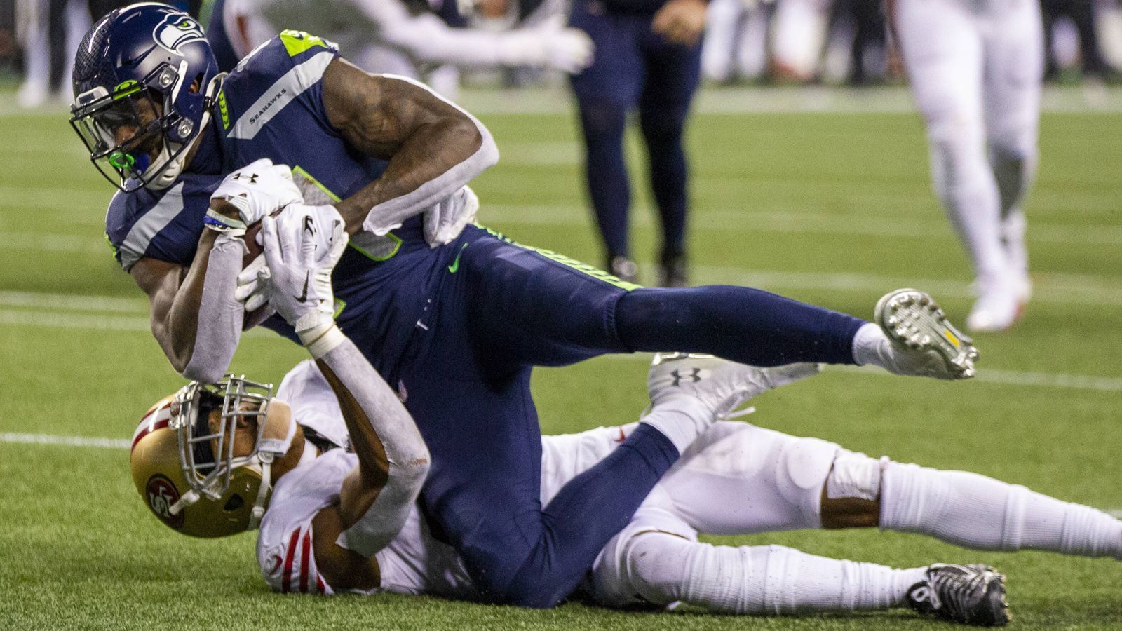 
                <strong>Platz 6: Seattle Seahawks (11-5, letzte Woche Platz 6)</strong><br>
                Mit einem unspektakulären 17:9-Erfolg über die verletzungsgeplagten Philadelphia Eagles marschieren die Seattle Seahawks in die Divisonal Round. Bisher kann Rückkehrer Marshawn Lynch noch nicht den gewünschten Antrieb für das Laufspiel liefern. Die "Hawks" bauen also mehr und mehr auf das Passspiel mit Russell Wilson, der seit Jahren auf hohem Niveau spielt. Und genauso wie Wilson weiß auch Head Coach Pete Carroll, wie man eine Mannschaft in den Super Bowl führt. Dies gelang dem Trainer-Quarterback-Duo bereits in den Spielzeiten 2013 und 2014.   
              