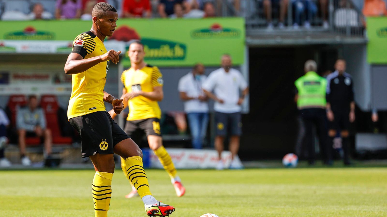 
                <strong>Manuel Akanji</strong><br>
                Der Abwehrchef ist von Anfang an sehr auf Sicherheit bedacht. In den Zweikämpfen wirkt er nicht immer souverän. Aber der Schweizer stemmt sich noch am erfolgreichsten gegen die flinken Freiburger, kassiert aber auch die Gelbe Karte, weil Schmid ihm enteilt. ran-Note: 4
              