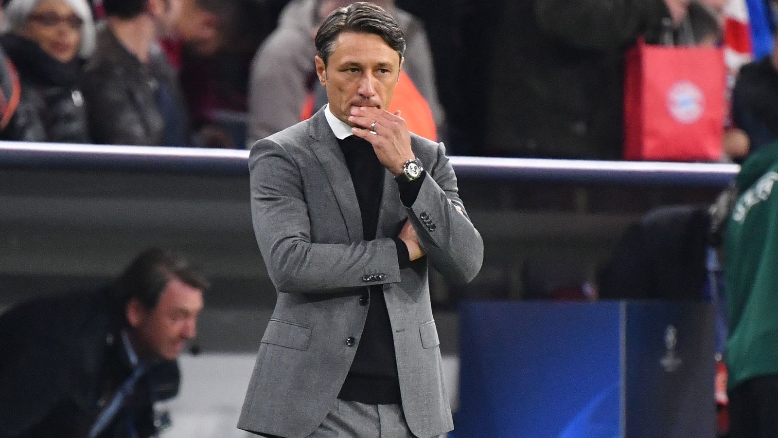 
                <strong>November 2019: Niko Kovac wird entlassen</strong><br>
                Alles beginnt im November 2019. Der FC Bayern geht sang- und klanglos bei Eintracht Frankfurt unter, in Unterzahl verlieren die Münchner mit 1:5. Tags darauf wird Trainer Niko Kovac von seinen Aufgaben entbunden. Kovac war der ausgemachte Wunschtrainer des damaligen Sportdirektors Hasan Salihamidzic. Übernehmen wird Hansi Flick, zunächst interimsweise.
              