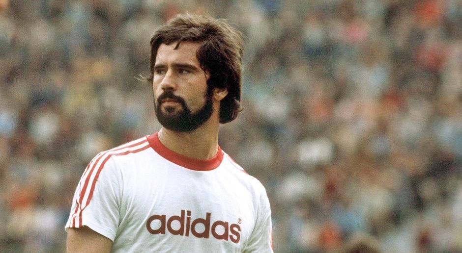 
                <strong>Angriff: Gerd Müller</strong><br>
                540 Spiele, 477 Tore. 40 Tore in einer Saison. "Kleines, dickes Müller", "Bomber der Nation". Kein anderer kann in der historischen Top-Elf des FC Bayern stürmen, wenn nicht Gerd Müller. Neben Pele der effektivste Angreifer, den die Fußballwelt je gesehen hat.
              