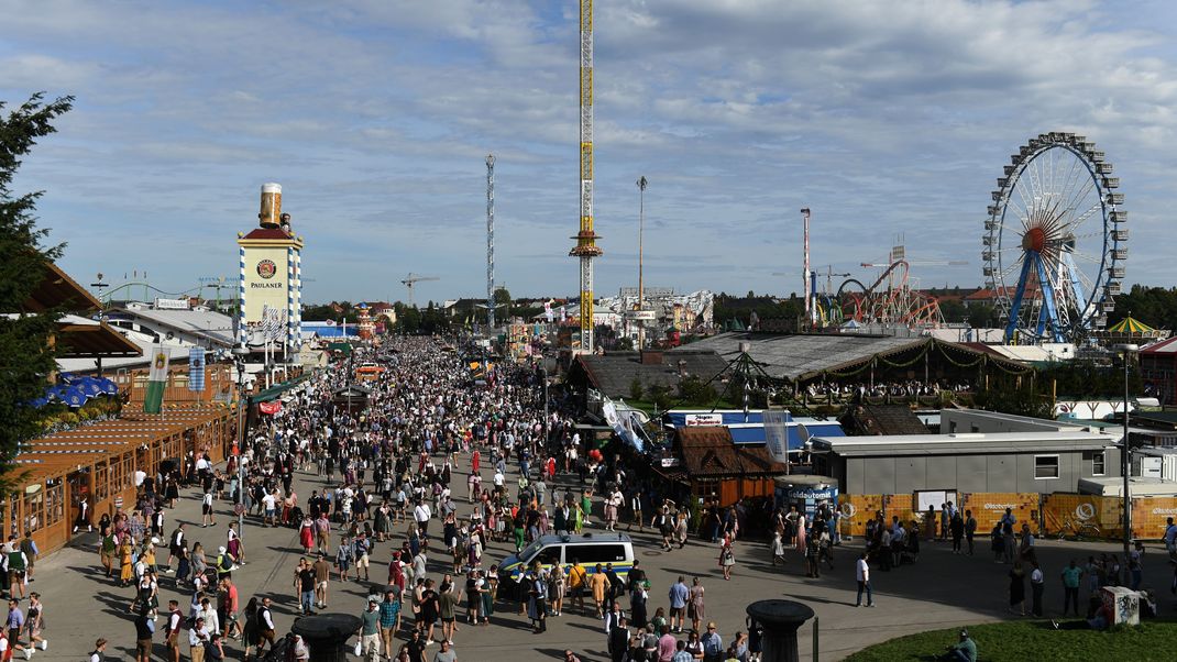 Blick von der Bavaria: Unzählige Besucher gehen über das Oktoberfest. 