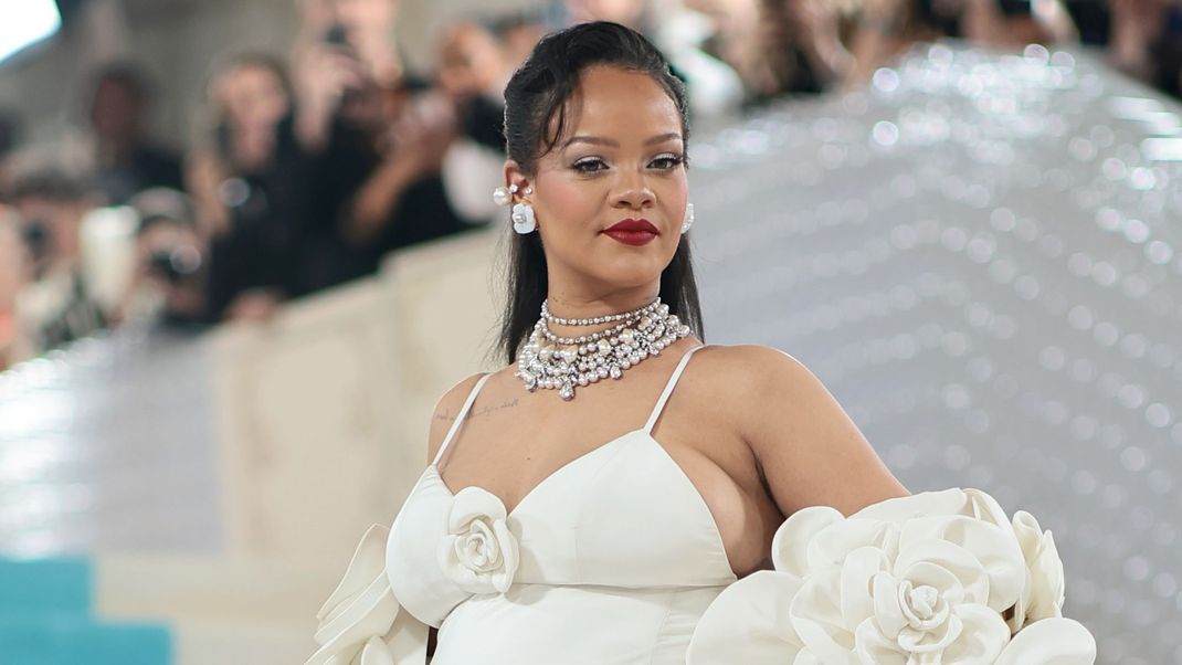 Rihannas Schwangerschaften haben Spuren hinterlassen. Aus diesem Grund denkt die Sängerin über einen Schönheits-Eingriff nach.