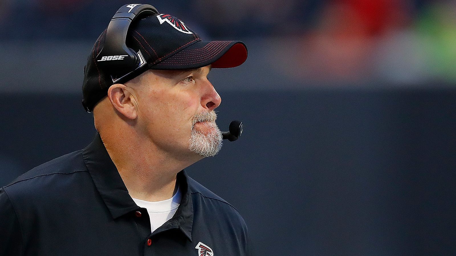 
                <strong>Verlierer: Dan Quinn</strong><br>
                Es ist zum Verzweifeln für Head Coach Dan Quinn. In der ersten Hälfte bekamen seine Atlanta Falcons im Heimspiel gegen die Seattle Seahawks kein Bein auf den Boden und gingen mit einem 0:24-Rückstand in die Pause. Nach der Kabinenpredigt flutschte es plötzlich beim NFC-Champion der Saison 2016, doch mit dem 20:27 verließen die Falcons den Platz zum sechsten Mal nacheinander als Verlierer und verschlechterten ihre Bilanz auf 1-7. Klub-Owner Arthur Blank verweigerte anschließend ein klares Bekenntnis zum seit 2015 amtierenden HC. Er wolle "intensiv nachdenken" und "die richtige Entscheidung treffen". Es könnte also der letzte Auftritt von Quinn im Falcons-Dress gewesen sein - trotz der bewiesenen Moral. Denn für das Team steht eine Bye Week an. Zeit für die Entscheider, um wirklich in sich zu gehen. Und auch Zeit, damit sich ein Nachfolger einarbeiten könnte.
              