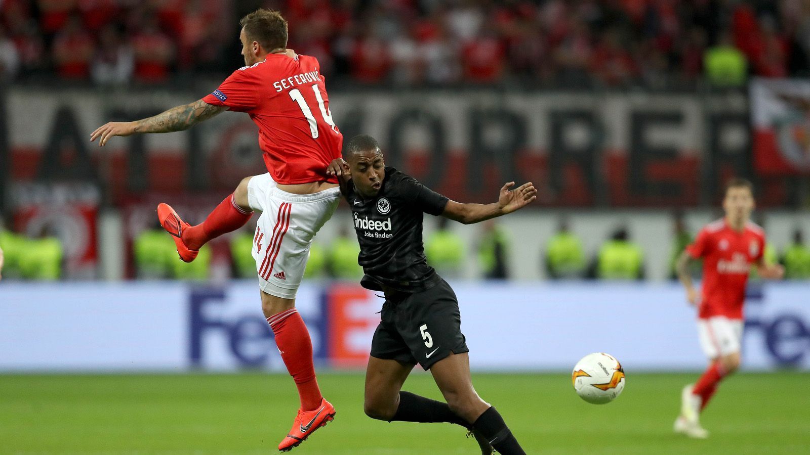 
                <strong>Gelson Fernandes</strong><br>
                Der defensive Mittelfeldspieler lässt sich häufig als zusätzlicher Stabilisator in die Abwehrkette fallen. Nimmt viele Zweikämpfe an und reibt sich gegen die unerwartet im 4-2-3-1 agierenden Lissabonner auf. Sein Ballverlust im Zweikampf gegen Samaris tief in der eigenen Hälfte blieb ohne Folgen (51.). ran-Note: 3
              