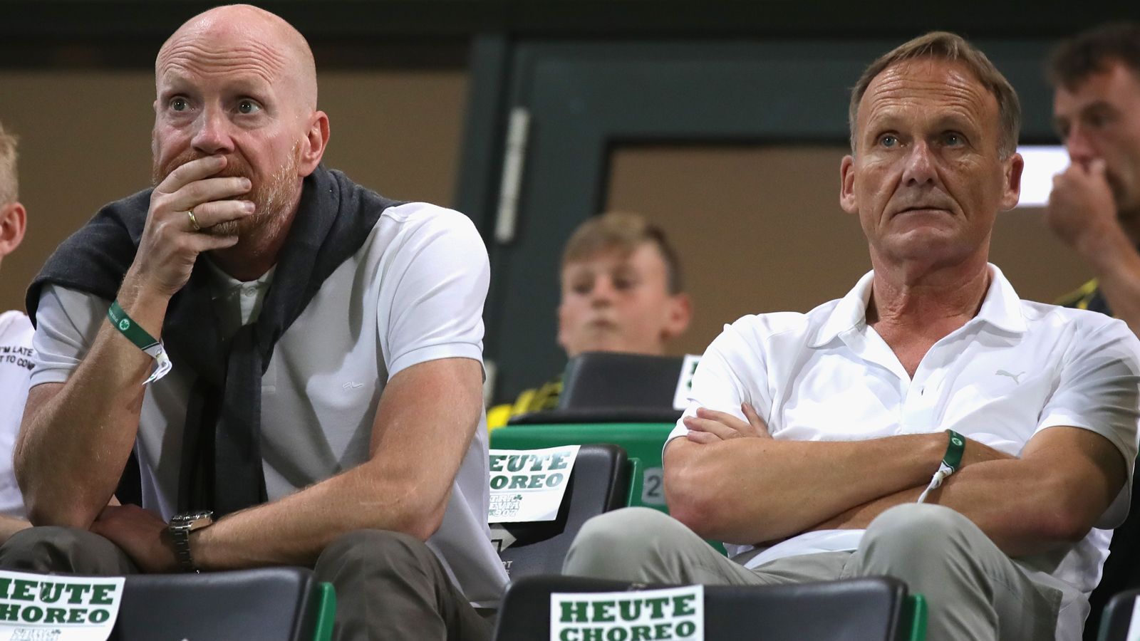 
                <strong>Matthias Sammer (Borussia Dortmund, Berater des Managements)</strong><br>
                Als Kehl im Januar 2002 von Freiburg nach Dortmund wechselte, wurde Matthias Sammer (li.) sein erster Trainer beim BVB. Zusammen wurde das Duo damals auf Anhieb Meister und arbeitet nun zusammen im Management der Dortmunder. Der 52-jährige Sammer kehrte im April 2018 als Berater der Geschäftsführung zu seinem einstigen Klub zurück. Zuvor war der Europameister von 1996 zwischen 2012 und 2016 Sport-Vorstand beim FC Bayern München. 
              