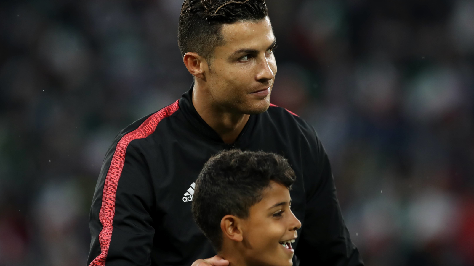 
                <strong>Familienmensch Ronaldo</strong><br>
                Fernab des Rasens läuft es für den Superstar mindestens genauso gut wie auf dem Platz. Mit Partnerin Georgina Rodriguez hat er ein gemeinsames Kind, zuvor wird Ronaldo aber bereits Vater dreier weiterer Kinder. Der größte Sohn, Cristiano Jr., kommt 2010 zur Welt.
              