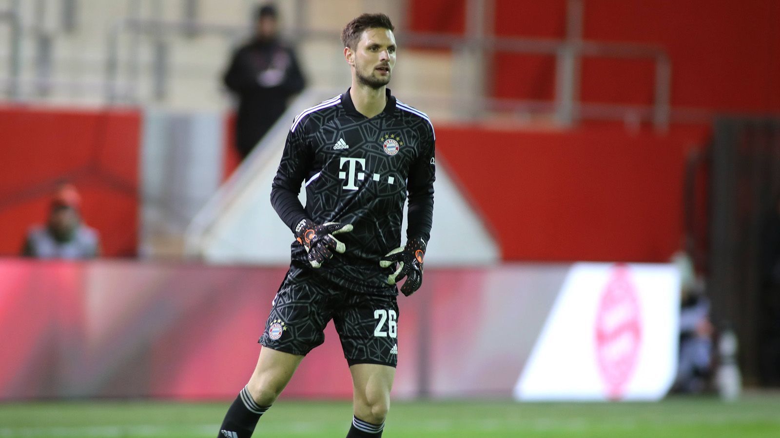 
                <strong>Sven Ulreich</strong><br>
                Wird noch vor dem Anstoß von einigen Fans auf den Stehplätzen mit Gesängen gefeiert ("Ulle für Deutschland"). Wirkt zunächst trotz der Torhüter-Diskussion unverändert gelassen. Bei den ersten beiden Gegentreffern schuldlos – kurz vor dem Tor zum 1:2 sogar mit einer guten Parade. Gegentor Nummer drei war allerdings haltbar. ran-Note: 3
              