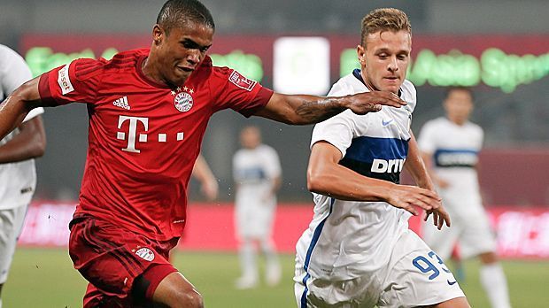 
                <strong>Gewinner: Douglas Costa</strong><br>
                Bei seinen ersten Auftritten im Bayern-Dress wusste Douglas Costa auf Anhieb zu überzeugen und begeisterte damit auch seine Teamkollegen. "Er bringt genau die Elemente mit, die uns in der letzten Saison gefehlt haben: Das Eins-gegen-Eins, die Leichtfüßigkeit, das Tempo über außen. Das tut uns sehr, sehr gut", meinte Philipp Lahm.
              