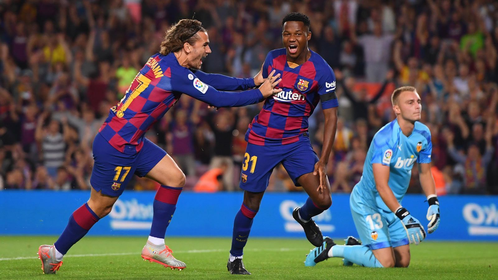 
                <strong>Barca-Trainer Valverde gerät ins Schwärmen</strong><br>
                Und es dauerte nur weitere fünf Minuten, ehe sich Fati auch noch erstmals in die Assist-Liste von La Liga eintrug. Diesmal legte er für de Jong auf - Barca stellte früh auf 2:0, am Ende siegte die "Azulgrana" 5:2. Trainer Ernesto Valverde lobte Fati anschließend in den höchsten Tönen: "Was Ansu da treibt, ist nicht normal. Er hat etwas Besonderes, ist für sein Alter schon sehr reif. Aber er wird schon bald noch sehr viel besser spielen." Klingt nach einer Drohung an die Konkurrenz ...
              